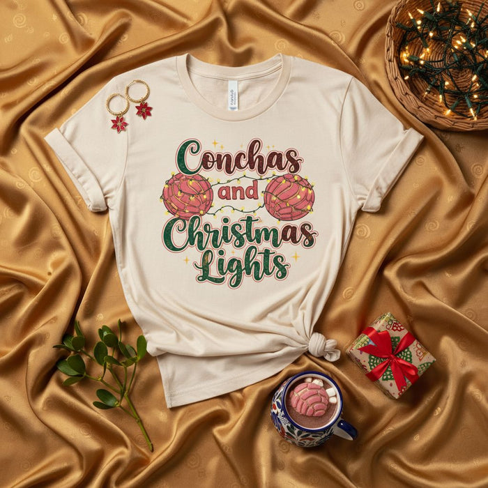 Maglietta Conchas e Luci di Natale, T-Shirt Pan Dulce Messicano per le Feste, Maglia di Natale Famiglia Latina, Regalo Festive per Amanti delle Conchas, Top Grafico Unisex