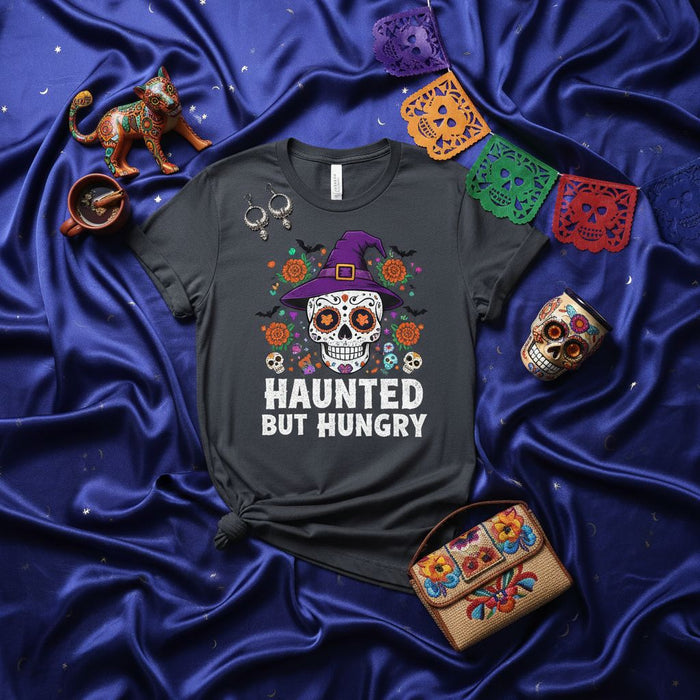 Maglietta Teschio di Zucchero Stregato ma Affamato, Maglia Giorno dei Morti, Maglietta Cappello da Strega Dia de Muertos Donna, Top Costume di Halloween Calavera, Maglietta Grafica Floreale Unisex