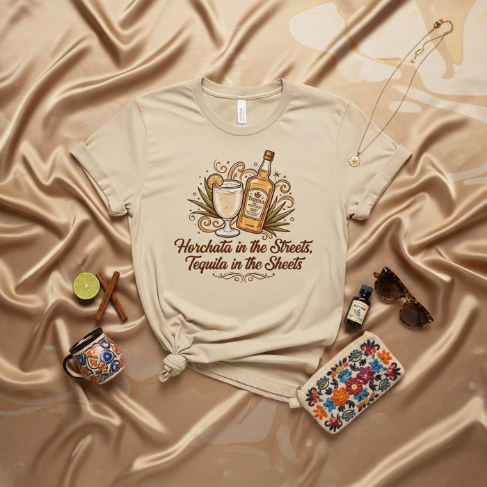 Camiseta "Horchata in the Streets, Tequila in the Sheets", Regalo para Amantes de Horchata y Tequila, Camiseta Mexicana de Cóctel, Camiseta Gráfica Unisex con Botella de Licor