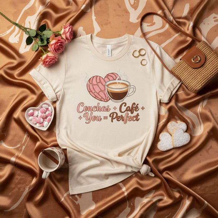 Maglietta Conchas + Caffè + Tu = Perfetta, Unisex per Amanti di Concha e Caffè, Maglia Simpatica Cuore Rosa Pasticceria Concha Regalo per Amanti del Cibo Ispanico Messicano