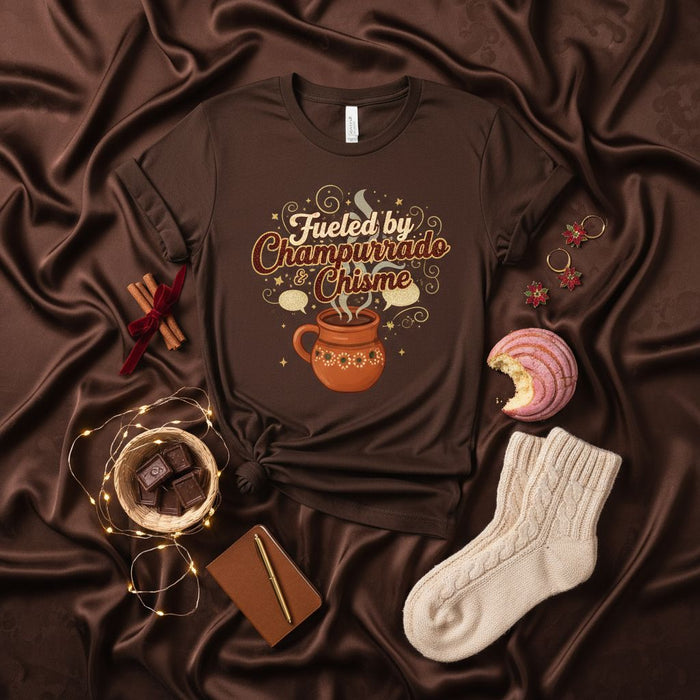 Camiseta Alimentada por Champurrado y Chisme: Camiseta Acogedora de Chocolate Caliente Mexicano y Chismes, Camisa Marrón Oscuro Unisex, Regalo de Navidad de Invierno para Latina.