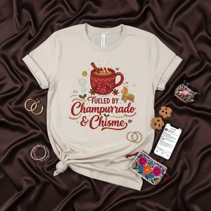 Camiseta Impulsado por Champurrado y Chisme | Camisa de Chocolate Caliente Mexicano y Chisme | Divertida Camiseta de Navidad Latina | Estilo Suave Unisex
