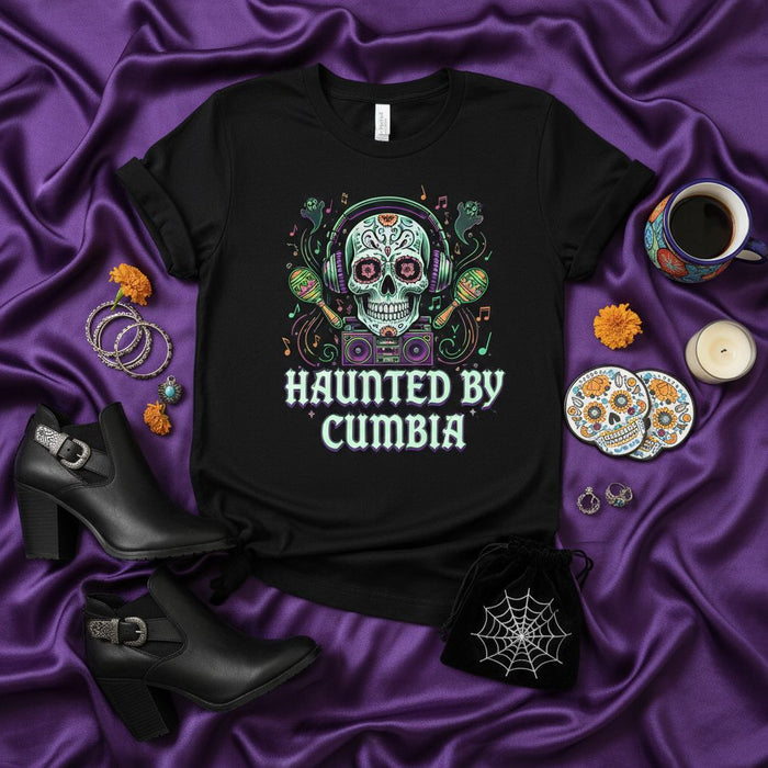 Camicia HAUNTED BY CUMBIA, T-Shirt DJ Teschio di Zucchero Día de los Muertos, Maglietta Festival Musicale Cumbia di Halloween, T-shirt Unisex Nera con Calavera, Cuffie e Boombox