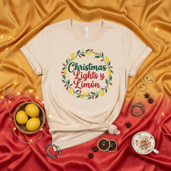 Christmas Lights y Limón Shirt, Unisex Holiday Tee, Lemon Wreath Graphic T-Shirt, Spanish English Mix, Festive Citrus T-shirt, Winter Season Top, Christmas Gift Idea