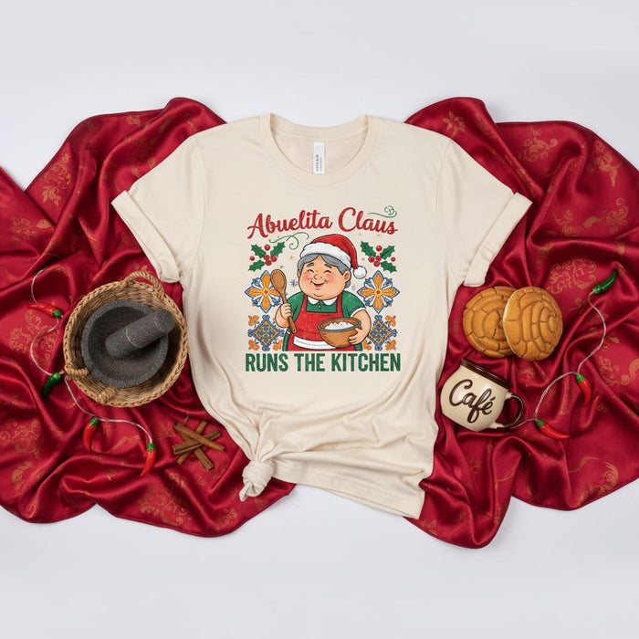 Abuelita Claus Dirige la Cocina Camiseta de Navidad, Divertida Abuela Mexicana, Regalo de Cocina para Abuela Latinx, Camisa de Navidad para Hornear en Familia