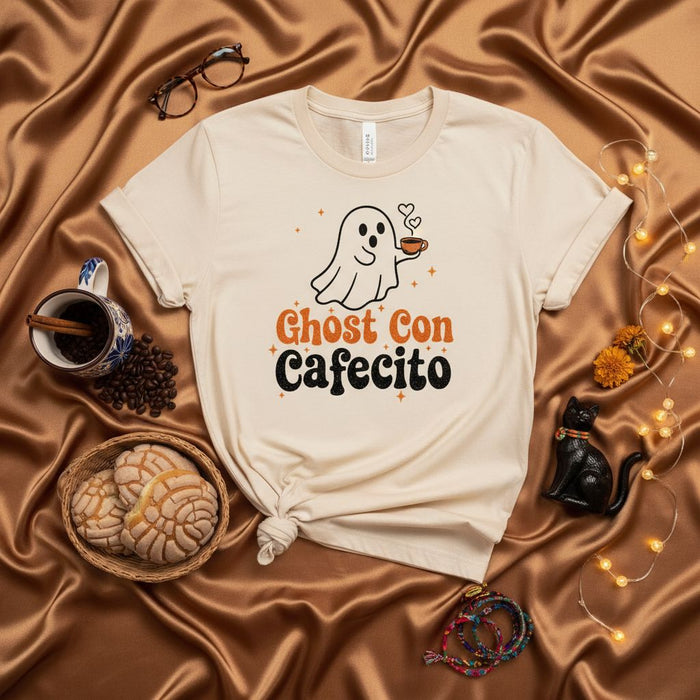 Maglietta Spettrale Halloween Con Cafecito, Maglia Fantasma Carino Con Tazza di Caffè, Camicia Amante Caffè Latinx, Top Grafico Estetico Autunnale Concha Pan Dulce, Maglietta Unisex Manica Corta Crema Morbida