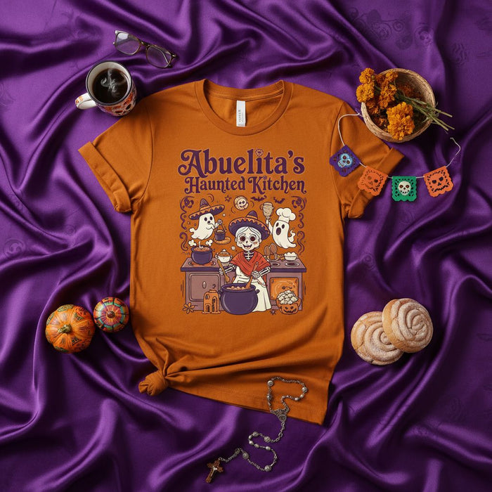 Camiseta La Cocina Embrujada de la Abuela, Playera de Esqueleto Abuela Cocinando Día de Muertos, Camisa Divertida de Comida Mexicana de Halloween con Fantasmas, Ropa Unisex de Otoño