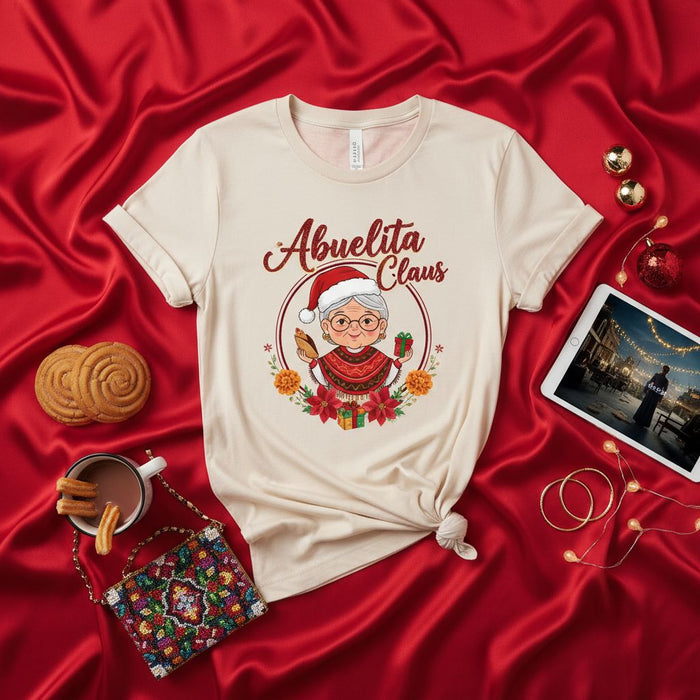 Camiseta Navideña Abuelita Claus, Abuela con Sombrero y Poncho de Santa con Nochebuenas, Regalo para Reunión Familiar, Camisa Festiva Unisex para Abuelas