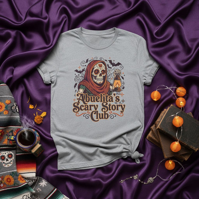 Camiseta Club de Historias de Terror de Abuelita, Calavera Abuela con Linterna para Día de Muertos, Gráfico Espeluznante de Halloween, Diseño Calavera de Azúcar, Camiseta de Terror Familiar Unisex