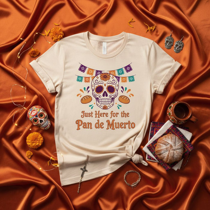 Sono Qui Solo per la T-Shirt Pan de Muerto, Maglietta Teschio di Zucchero Giorno dei Morti, Maglia Dia de los Muertos per Amanti del Cibo, Top Grafico Unisex Calavera Pan Dulce