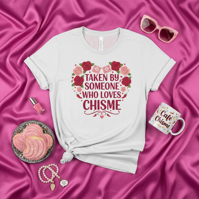 Maglietta Presa Da Qualcuno Che Ama Il Chisme, Maglietta Latina Divertente, Maglia Festa Messicana, Design Carino Cuore Floreale, Regalo Per Amante Del Gossip, Top Frase Spagnola, Abbigliamento Umoristico Donna/Uomo