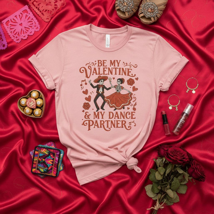 Maglietta scheletri coppia Be My Valentine e partner di ballo, Regalo Catrina Dia de Muertos, T-Shirt Fiesta rosa unisex, Maglia grafica Mariachi scheletri danzanti, Regalo divertente per innamorati di San Valentino