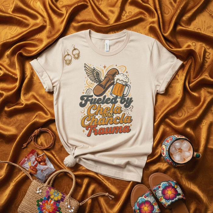 Impulsada por trauma de chela y chancla, camiseta divertida de cultura hispana latina, playera de beber spanglish, top gráfico de chanclas con alas