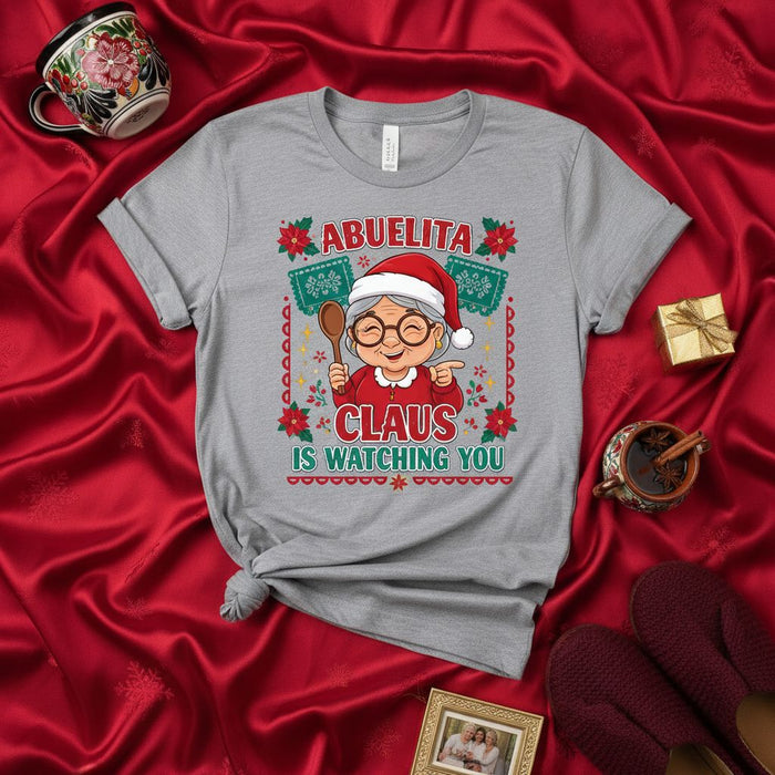 Abuela Claus te está vigilando camiseta divertida de Navidad, playera festiva de abuela mexicana, camisa de Santa Abuela española, lindo regalo de Abuelita cocinera con cuchara de madera para abuela