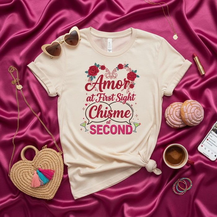 Maglietta Amor at First Sight Chisme at Second, Maglia divertente San Valentino unisex con rose e testo spagnolo inglese, Idea regalo Latina