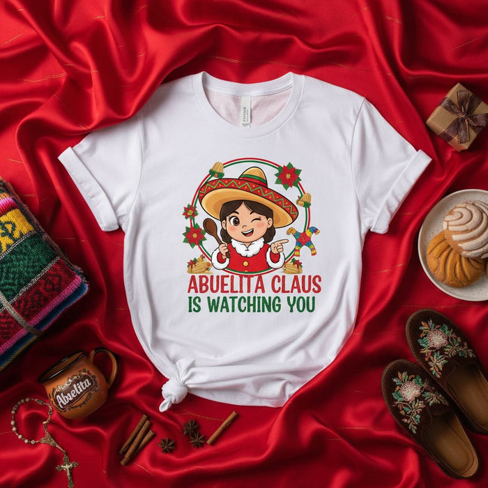 Abuela Claus Te Está Vigilando Camiseta Graciosa de Navidad, Abuela Mexicana Fiesta Navideña, Abuela Guiñando con Sombrero y Poncho, Regalo Familiar Latinx, Camisa Celebración de Navidad