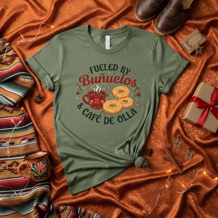 Camiseta “Alimentado por Buñuelos y Café de Olla”, Camisa Navideña Festiva de Comida Latina, Postre Mexicano, Regalo para Amantes del Café, Gráfico Unisex