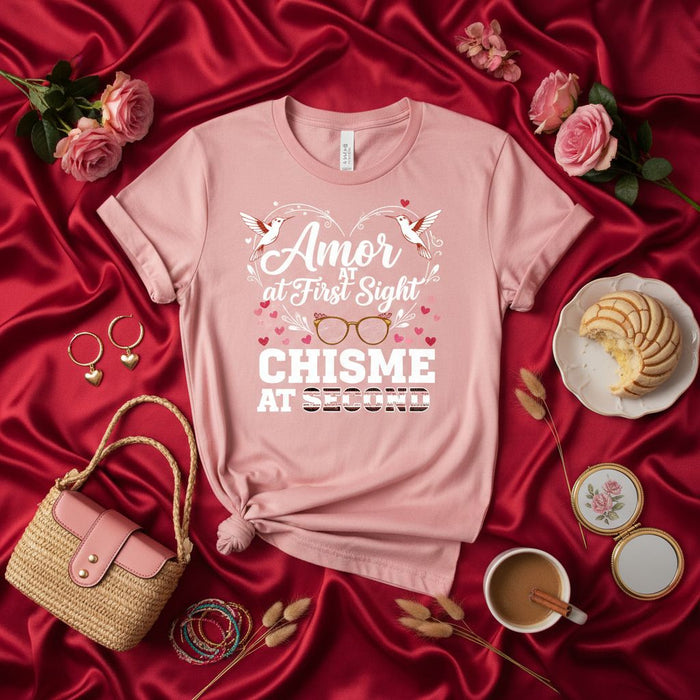 Maglietta Amor at First Sight Chisme at Second, Divertente Spanglish San Valentino, T-Shirt Rosa Unisex con Colibrì e Cuori, Simpatica Idea Regalo Romantico