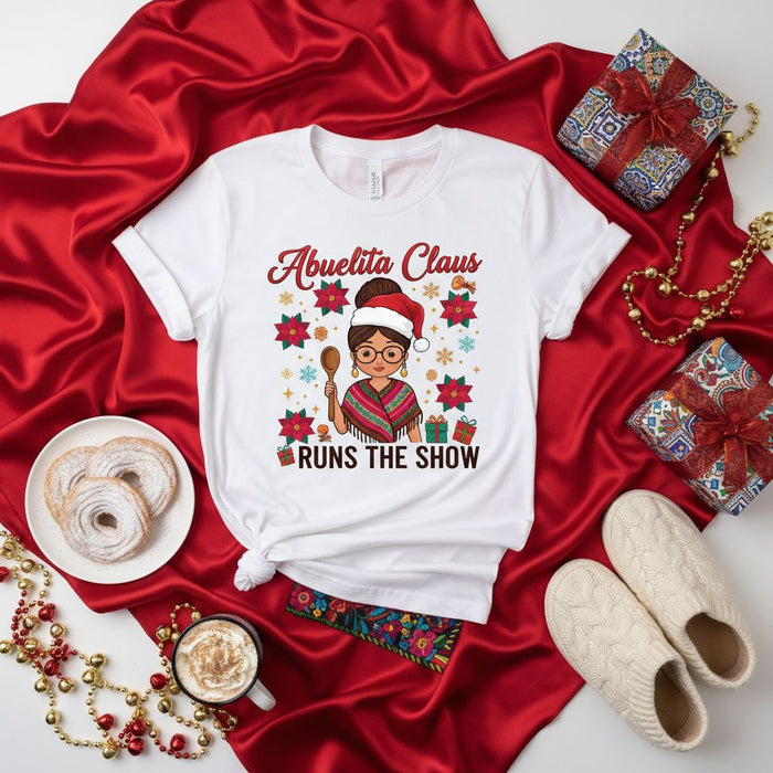 Abuelita Claus Dirige el Espectáculo Camiseta de Navidad, Camisa Festiva Divertida para Abuela, Regalo de Abuela Latina, Camiseta Floral Mexicana de Nochebuena para Abuelas, Idea de Atuendo de Reunión Familiar Festiva