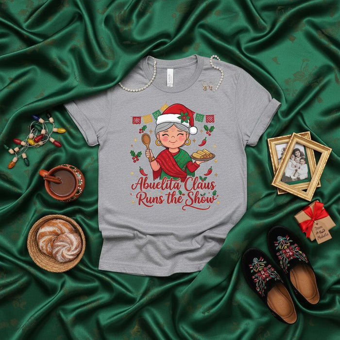 Abuelita Claus Dirige el Espectáculo Camiseta de Navidad, Divertida Abuela Mexicana Cocinando, Regalo de Tamales para Abuela, Camiseta Familiar Fiesta Navidad
