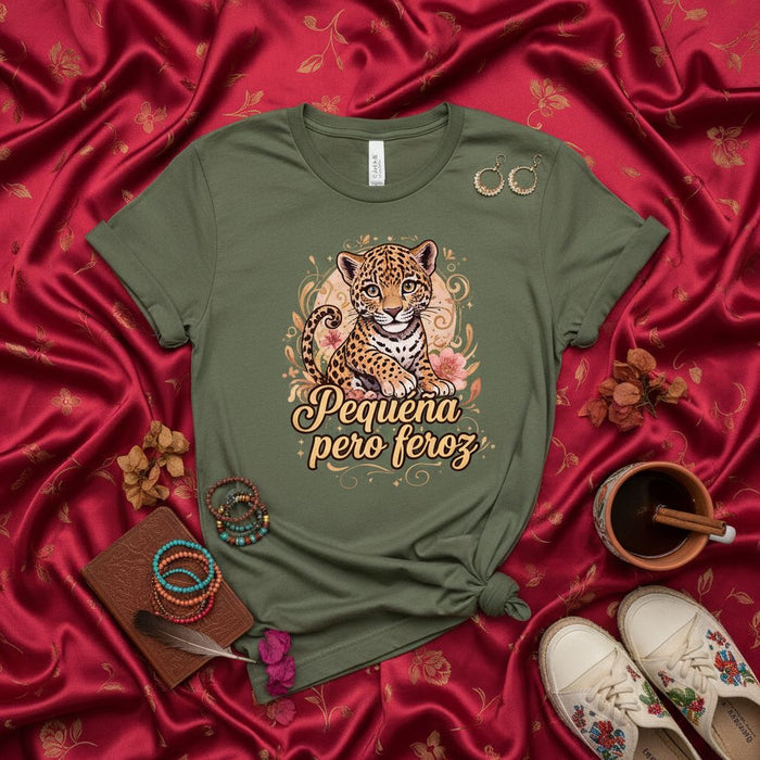 Pequeña pero feroz Leopard Cub T-Shirt for Women Men: Cute Cheetah Graphic Tee Shirt with Spanish Text, Short Sleeve Unisex Top for Cat Lovers and Wildlife Enthusiasts