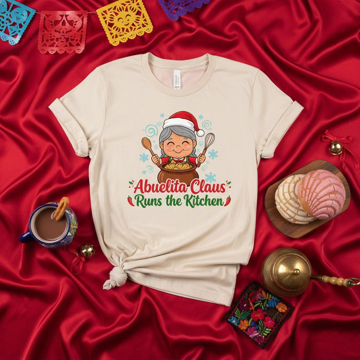 Abuelita Claus Domina la Cocina Camiseta de Navidad, Abuela Mexicana Horneando, Regalo de Cocina Abuela Latina, Camisa de Chef Navideña con Fondo de Conchas y Chocolate Caliente