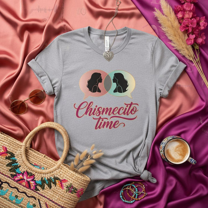 Camiseta "Chismecito Time," divertida camisa latina, palabra española, diseño de mujeres conversando, top casual, regalo para amiga, corte unisex, ropa inspirada en la cultura hispana
