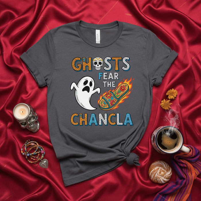 I fantasmi temono la Chancla Maglietta divertente per Halloween Giorno dei Morti T-shirt grafica unisex Spettrale fantasma Teschio di zucchero Infradito Gioco di parole Idea regalo per mamma papà famiglia