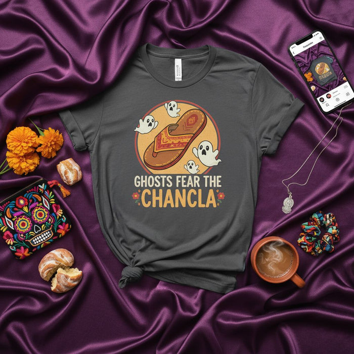 Geister Fürchten Die Chancla T-Shirt Lustiges Hispanic Meme Latinx Geschenk Gruseliges Halloween Tag der Toten Shirt für Damen und Herren, Flip-Flop Hausschuhe Humor T-Shirt