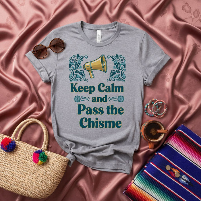 Mantenere la calma e passare la maglietta Chisme, maglietta divertente spagnola per il gossip, camicia grafica in stile messicano Latina, regalo Chismosa, design megafono