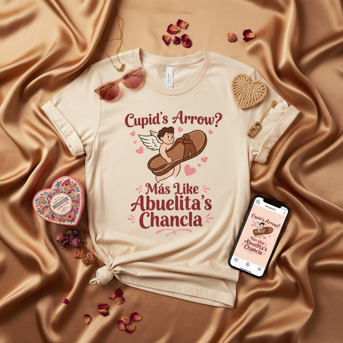 La Freccia di Cupido? Più come la Chancla dell'Abuelita Maglietta | Divertente Nonna Ispanica Amore e Disciplina T-Shirt | Citazione Spanglish San Valentino | Regalo Novità La Chancla per Abuela, Nana o Zia