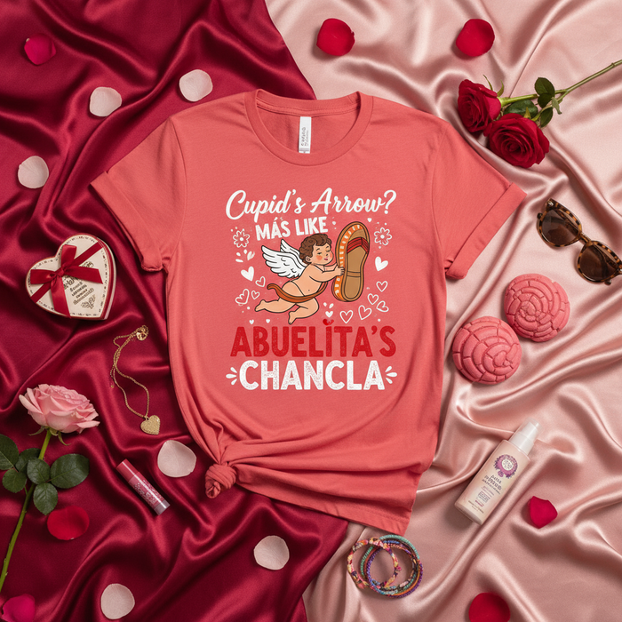 Freccia di Cupido? Maglietta "Más Like Abuelita's Chancla", Divertente Regalo di San Valentino Nonna Latina, T-Shirt Meme Spagnola, Grafica Angelo Carino con Sandalo, Día del Amor y la Amistad.