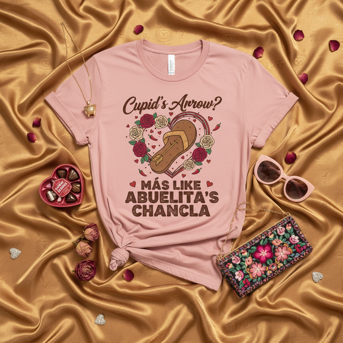 Freccia di Cupido? Più come la Chancla della Nonna T-Shirt | Divertente Regalo di San Valentino Nonna Ispanica | Maglietta Grafica Novità Spagnola Spanglish per Donna e Uomo