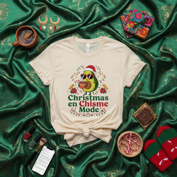 Christmas en Chisme Mode Avocado T-Shirt, Funny Holiday Chisme Tee, Unisex Christmas Party Shirt, Mexican Chisme Gift, Cute Santa Avocado Shirt for Friends and Family.