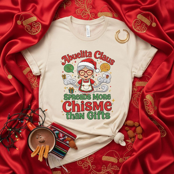 Camiseta Abuelita Claus con más chisme que regalos, regalo de Navidad divertido para abuela hispana, camiseta de humor para Navidad, texto en español e inglés, corte unisex