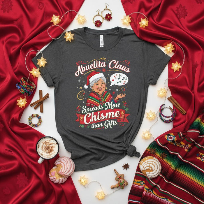 Camiseta Abuelita Claus Esparce Más Chisme Que Regalos, Camisa Navideña Graciosa para Abuela Hispana, Regalo de Fiestas para Abuela Latina, Linda Camiseta Festiva.
