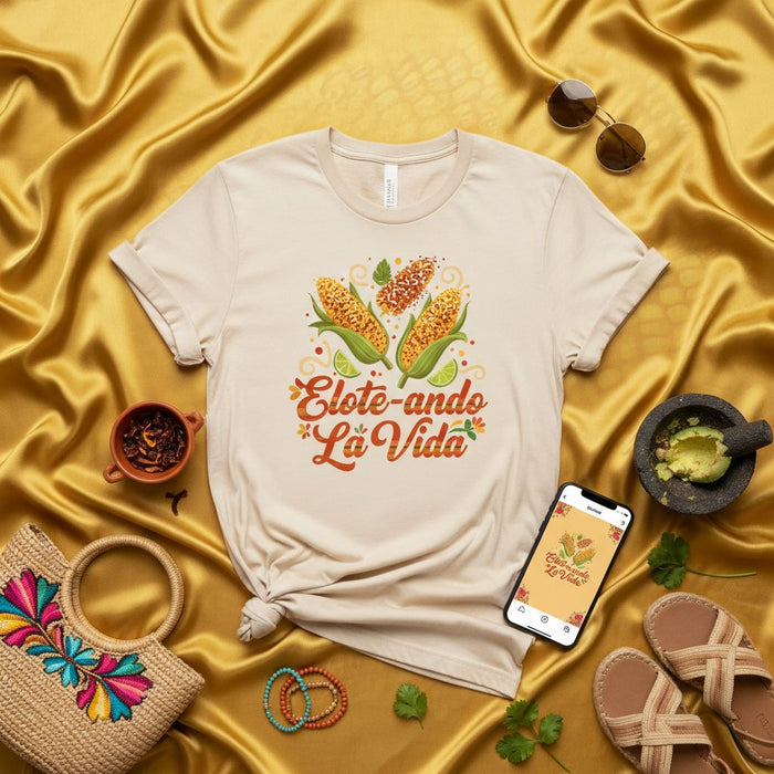 Camiseta Elote-ando La Vida: Playera divertida de maíz callejero mexicano con diseño de elotes, camisa unisex con frase en español para amantes de la comida, idea de regalo de camiseta gráfica beige