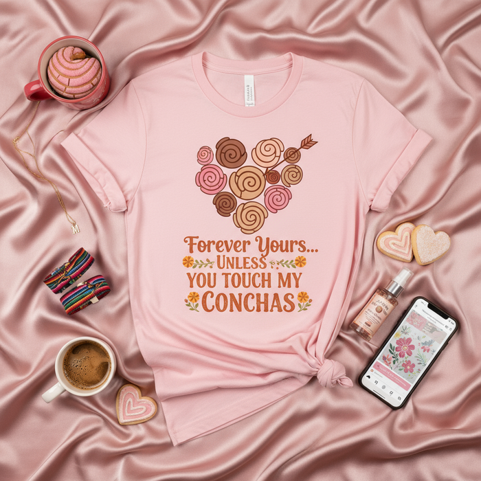 Camicia Divertente Latina "Forever Yours Unless You Touch My Conchas", Maglietta Grafica Cuore a Spirale di Concha, T-Shirt Pane Dolce Messicano, Top Unisex Rosa Pastello, Abbigliamento Regalo Carino Pan Dulce