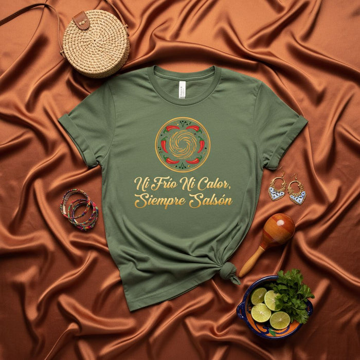 Ni Frío Ni Calor, Siempre Salsón T-Shirt Unisex, Estilo Salsero, Diseño de Chiles Picantes, Cultura Latina, Regalo para Amantes de la Salsa, Camiseta Verde Militar, Nudo Bajo, Maraca y Limones, Foto Ambiente.