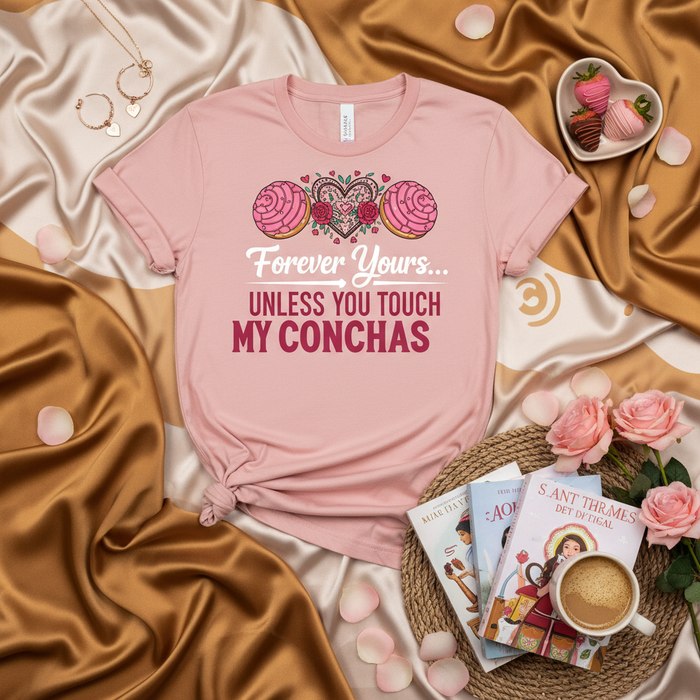 Camicia Forever Yours Unless You Touch My Conchas, Maglietta Divertente per Amanti del Pane Concha, Regalo Pan Dulce Messicano, Abbigliamento Gastronomico Ispanico, T-Shirt Grafica Dessert Rosa Pastello Carina