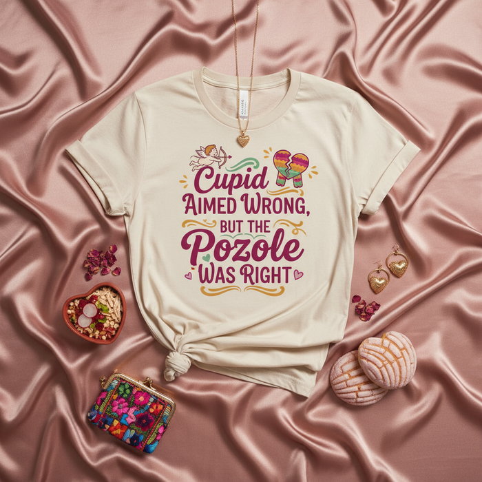 Cupido ha sbagliato mira ma il Pozole era giusto, Maglietta divertente cibo messicano San Valentino, T-Shirt Anti-San Valentino per single, Regalo per amante del Pozole, Maglia rottura, T-shirt Unisex con grafica cuore spezzato