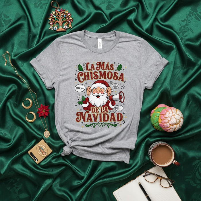 La Más Chismosa de la Navidad Funny Santa T-Shirt, Camiseta Navideña Mexicana para Mujer o Hombre, Sudadera Unisex con Diseño de Santa Chismoso para Fiestas Decembrinas y Posadas