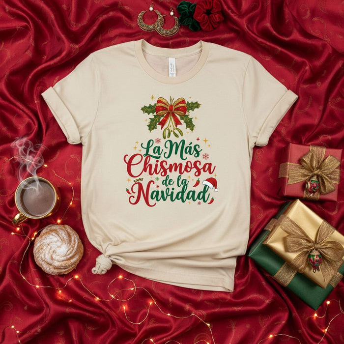 La Más Chismosa de la Navidad T-Shirt, Sarcástica de Navidad, Graciosa Camiseta de Chisme Navideño, Regalo para Chismosa Favorita, Unisex Tee Festivo