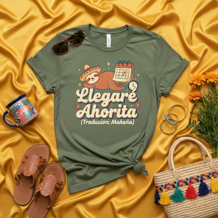 Llegaré Ahorita (Traducción: Mañana) Sloth T-Shirt | Funny Spanish Saying Tee | Mexican Siesta Sloth with Sombrero & Calendar | Unisex Graphic Shirt Gift