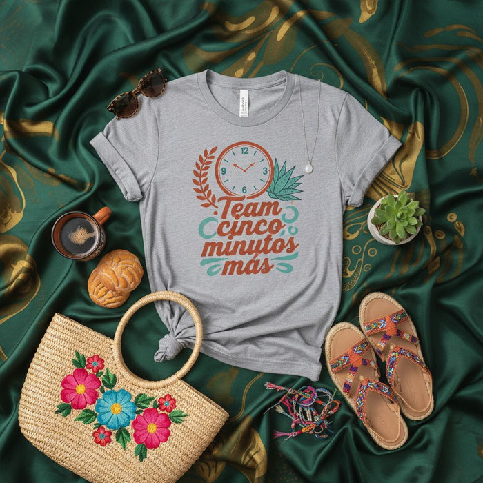 Team Cinco Minutos Mas T-Shirt Funny Spanish Phrase Clock Graphic Tee for People Who Are Always Late, Unisex Gray Shirt with Succulent and Leaves Design