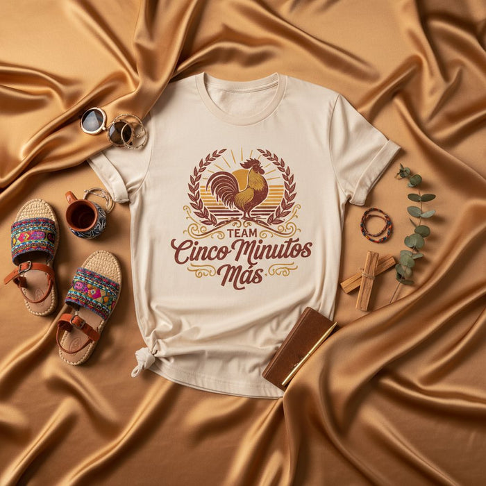 Team Cinco Minutos Más Rooster Sunrise T-Shirt - Funny Spanish Saying Graphic Tee for Sleepyheads and Late Risers - Unisex Short Sleeve Shirt with Farm Animal Design