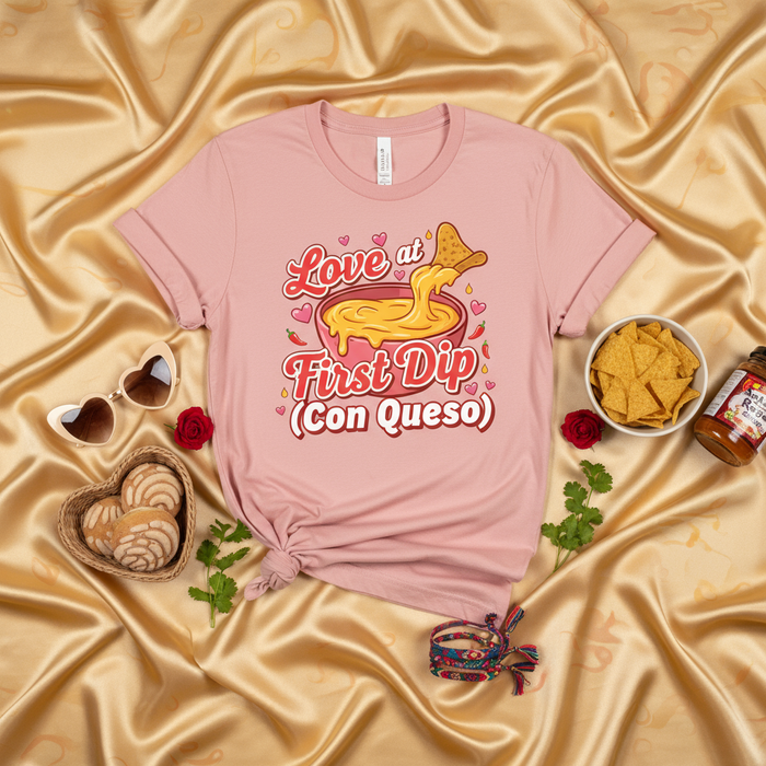 Maglietta Love at First Dip Con Queso, Divertente Maglia San Valentino, T-shirt Grafica Formaggio Nacho, Regalo Amante Cibo Messicano, Simpatica Maglia Coordinata Coppia Fiesta, Top Unisex Rosa Festivo