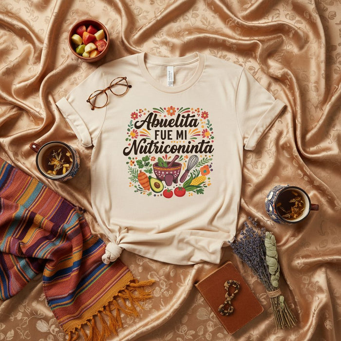 La playera Mi Abuelita Fue Mi Nutricionista, Las Abuelas son Nutricionistas, Regalo para Foodie Hispano, Tema de Cocina, Diseño Floral de Verduras