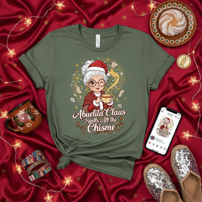 La Abuelita Claus Revela Todo el Chisme, Camiseta Navideña Graciosa para Abuela Latina, Camisa Festiva con Frase Bilingüe Español-Inglés, Regalo para Abuela Hispana, Feliz Navidad Mujer Santa