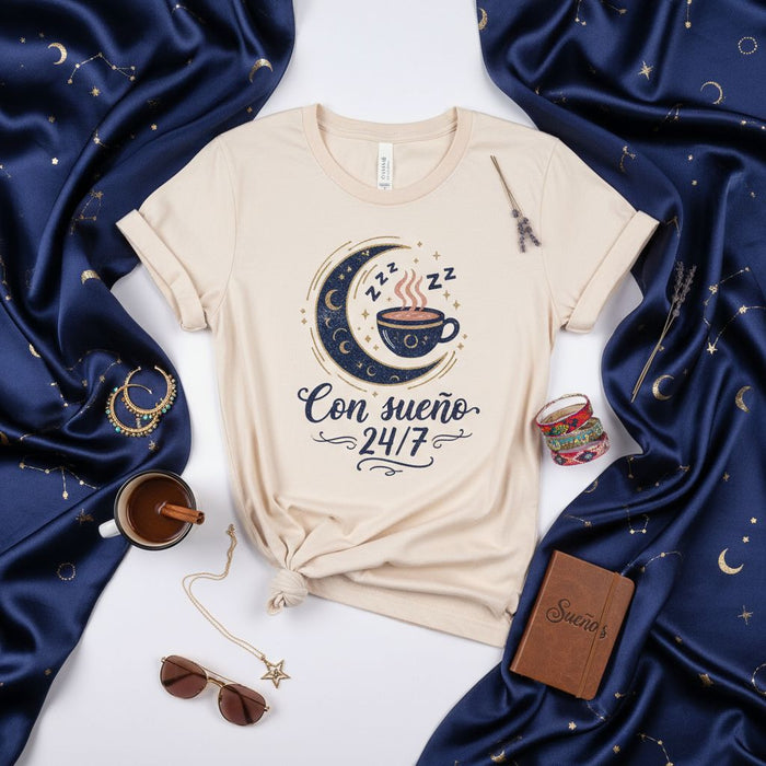 Maglietta Caffeinomane Assonnato 24/7, Design Luna e Stelle Celesti, Maglia Grafica Manica Corta Unisex Beige, Regalo Frase Spagnola Sonno Caffeina